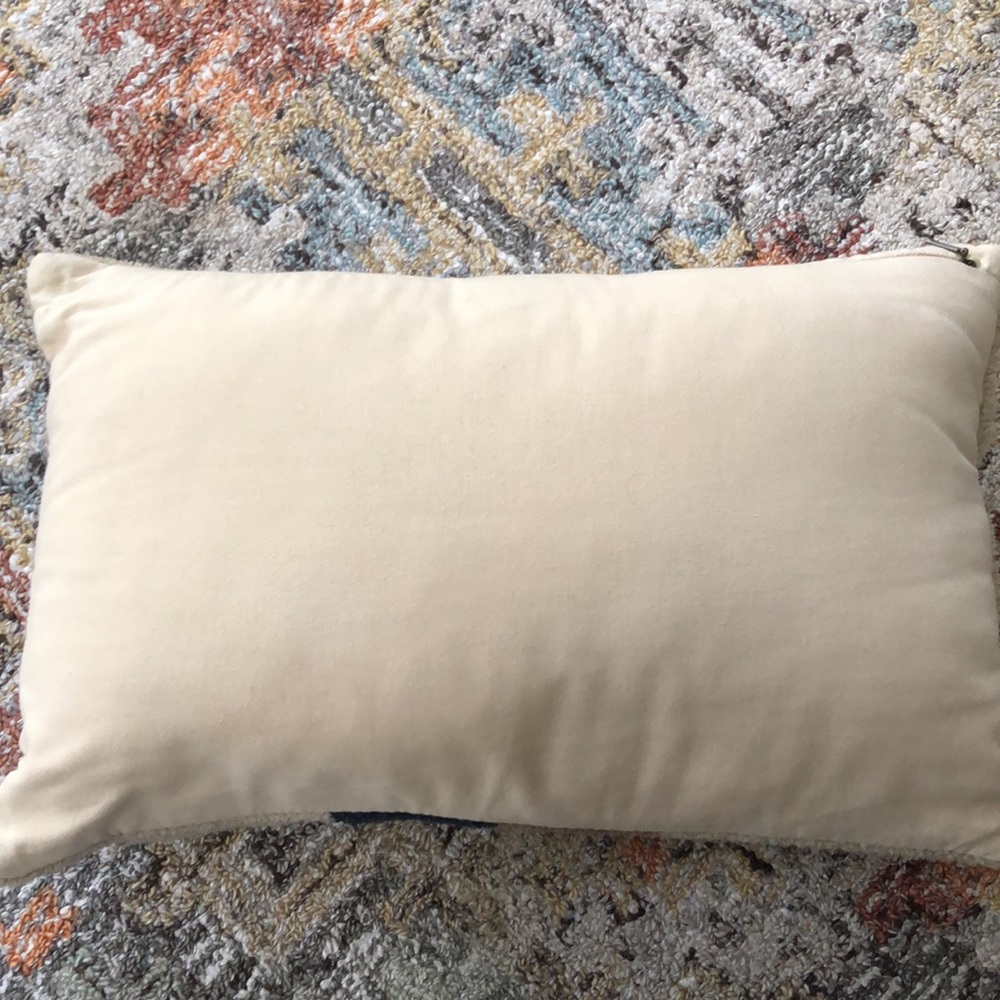 Pillow and insert - Picture 3 of 5
